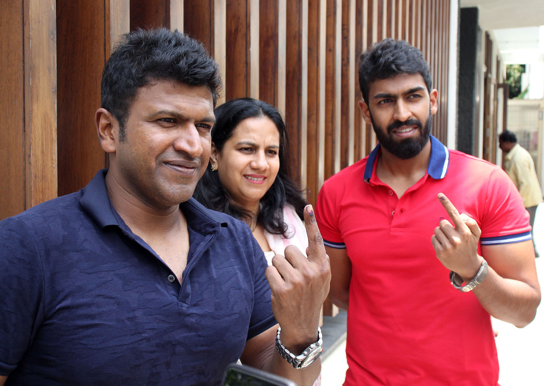 ವಿಧಾನಸಭಾ ಚುನಾವಣೆ: ಮತದಾನ ಮಾಡಿ ಸಂಭ್ರಮಿಸಿದ ಸಿನಿ ತಾರೆಯರು